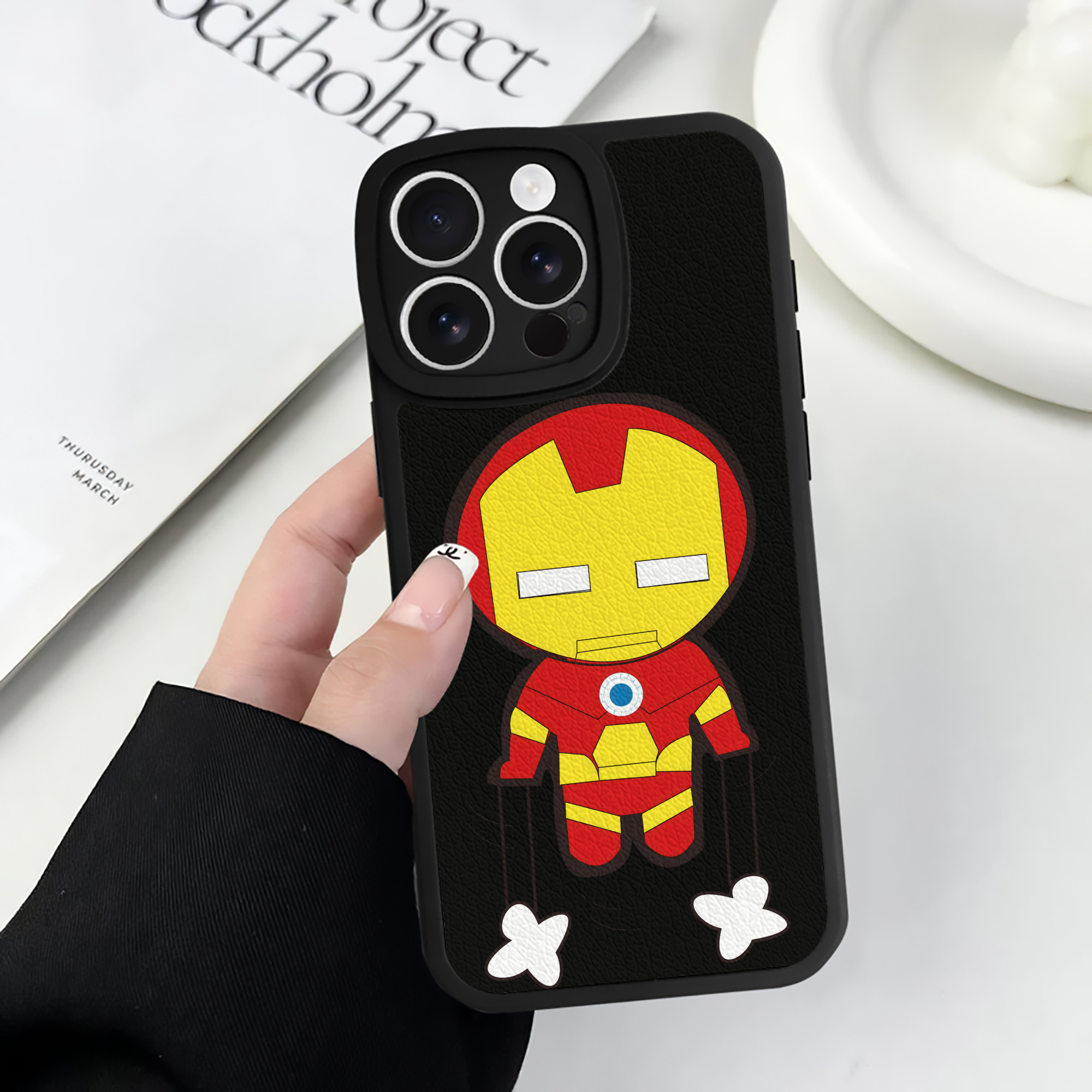（画像用） アベンジャーズ The Avengers 【iPhone 16シリーズ対応】シリコンスマホケース（レザー調） 材質：シリコン